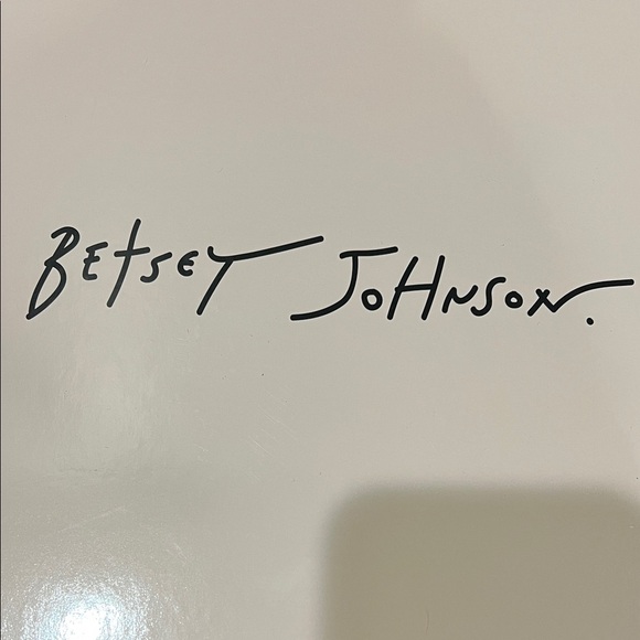 Betsey Johnson | “XO Roxie” w/ Crossbody & 2 Bag Charms (includes gift box) - Picture 4 of 12